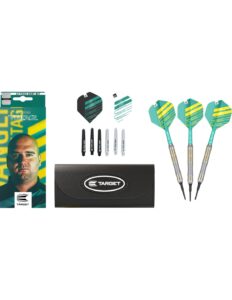 Freccette Rob Cross in ottone Freccette adatte ai principianti del campione del mondo di freccette Rob Cross con un'impugnatura pratica e dal design semplice con scanalature trasversali fresate in modo diverso. Il set viene fornito con tre set di aste ProGrip (corte) e tre set di alette Voltaggio nei colori nero, bianco e acqua e una borsa bersaglio. La confezione contiene: 1 set barrels di tungsteno al 90% 1 set astine Pro Grip nere 1 set alette Rob Cross Black Edition 1 set punte Pixel nere 1 astuccio Target nero 